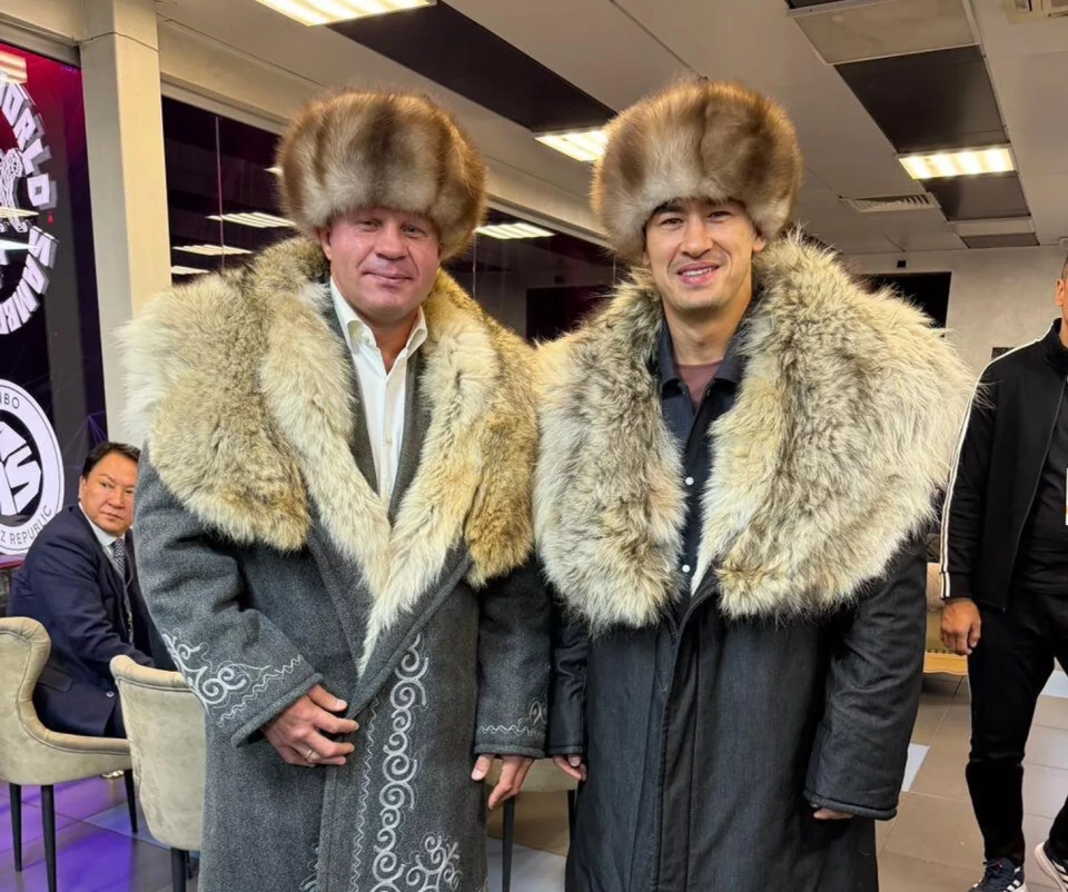 Дмитрий Бивол и Федор Емельяненко примерили национальные костюмы Кыргызстана