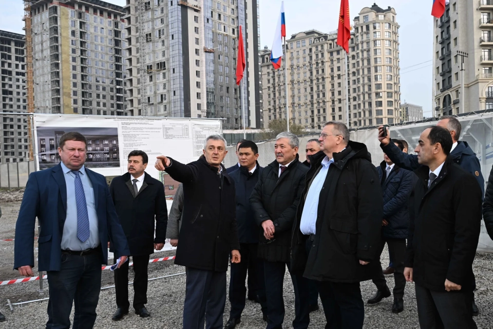 Adylbek Kasymaliev and Alexey Overchuk familiarized themselves with the school construction project in Bishkek
