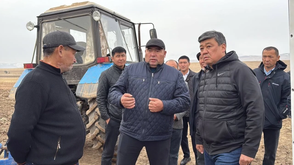 In the Suzak District, autumn sowing is being conducted as an example for farmers.