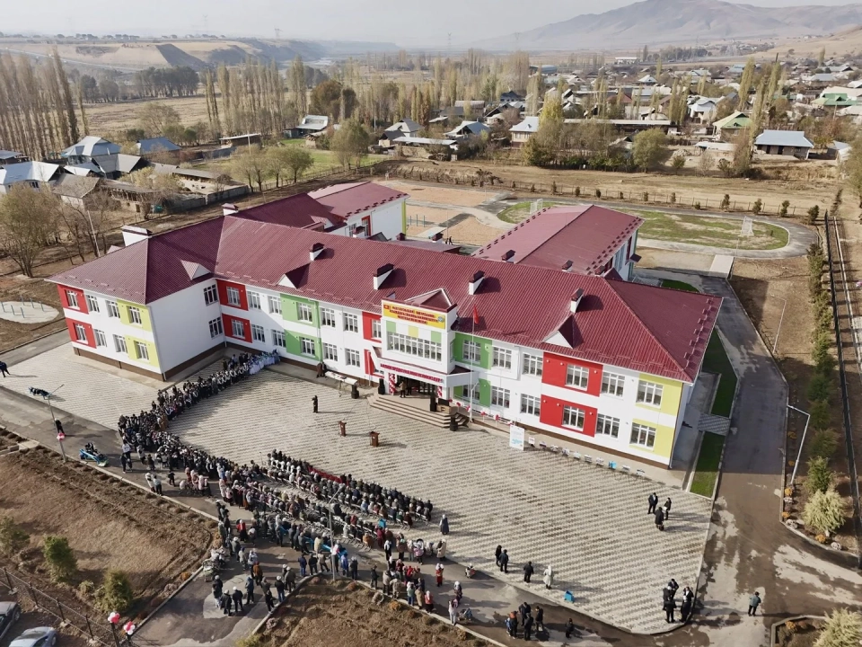 A new school for 275 students has been put into operation in the village of Ana-Kyzyl in the Uzgen district.