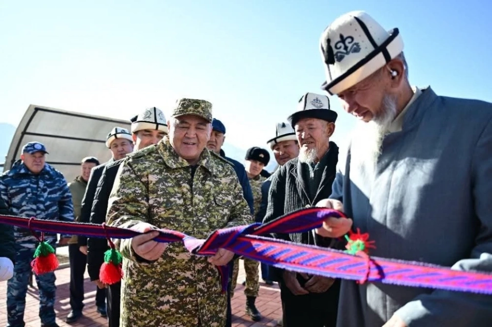 Tashiev handed over the keys to new service apartments to border guards in Karamyk