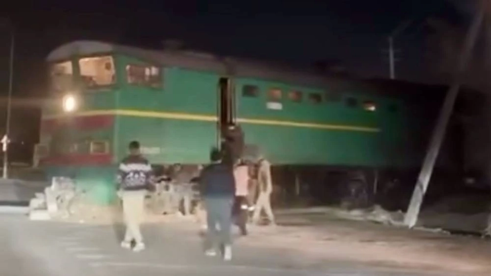 The locomotive moved onto the roadway in Balakchy: no casualties reported