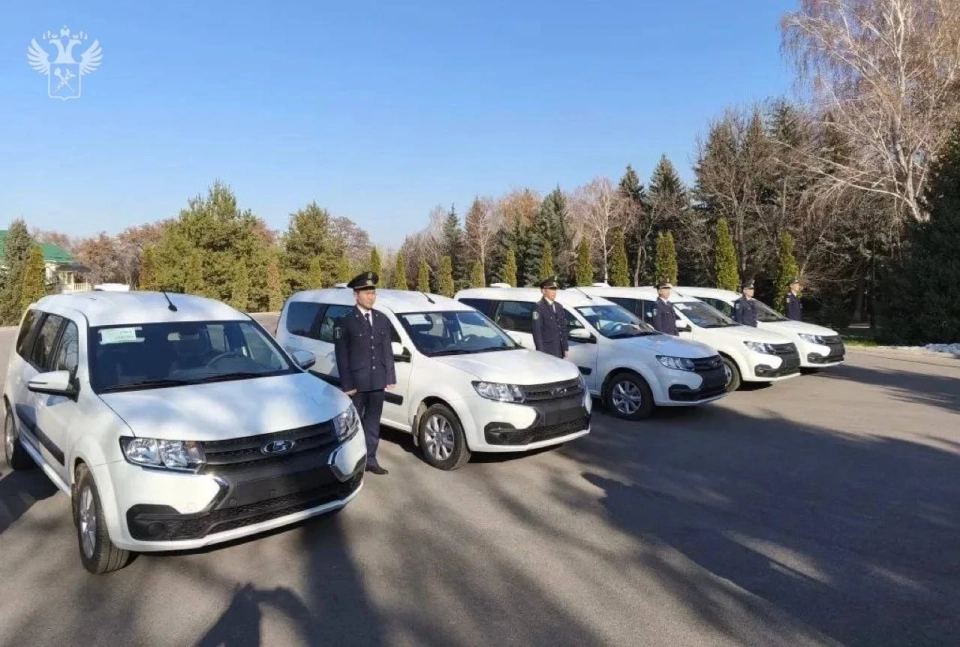 Россиядан келген кесиптештер Кыргызстандын Кастык кызматына атайын унааларды өткөрүп беришти