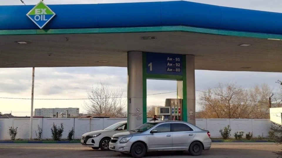 Оренбург облусунда бензиндин баасы көтөрүлүүдө, унаа ээлери автобустарга отуруп жатышат, - ММК