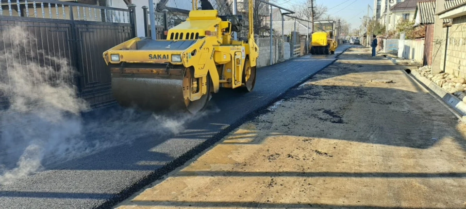 На одной из улиц Бишкека укладывают новый асфальт