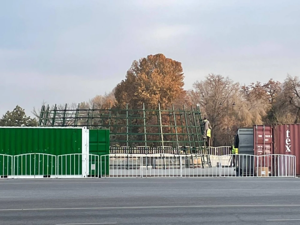 На площади Ала-Тоо началась подготовка к Новому году