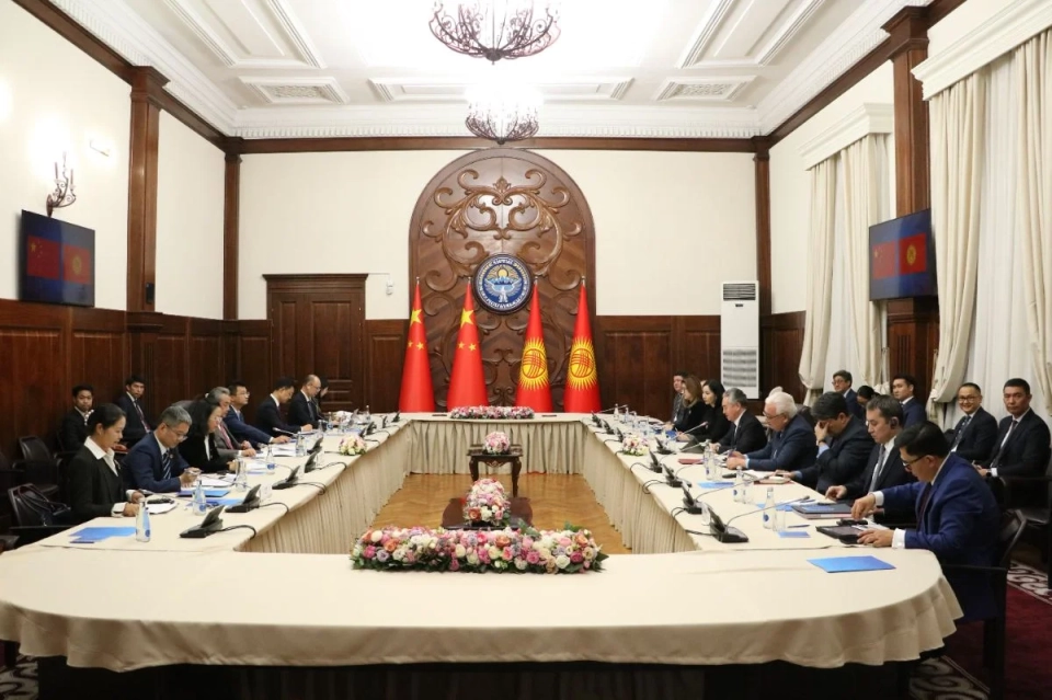 Кыргызстан менен Кытайдын Тышкы иштер министрлери стратегиялык өнөктөштүктү жана негизги долбоорлорду талкуулашты