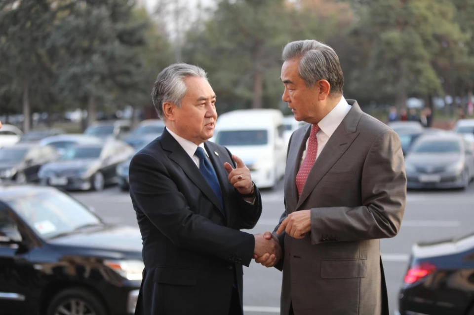 Кулубаев и Ван И провели первое заседание cтратегического диалога в Бишкеке