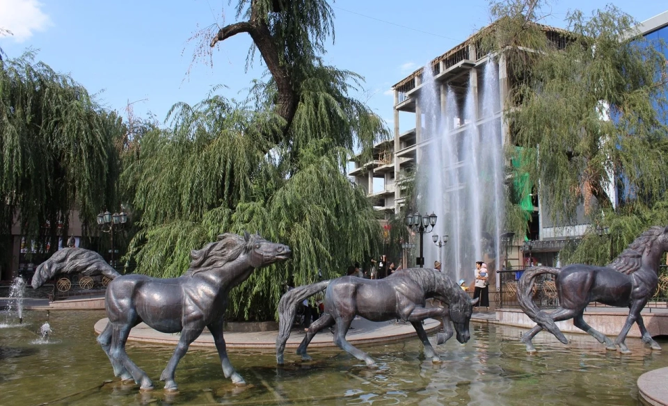 Сүйүктүү фонтан, бронзалык аттар менен, ЦУМдун жанына кайрадан орнотулат
