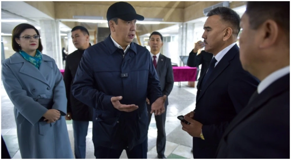 Айбек Джунушалиев Жогорку Кенешке болгон шайлоого шайлоо участкаларынын даярдыгын текшерди