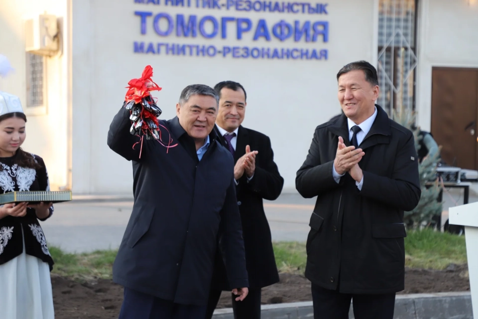 Камчыбек Ташиев НЦОМИДге 10 кызматтык унаа тапшырды