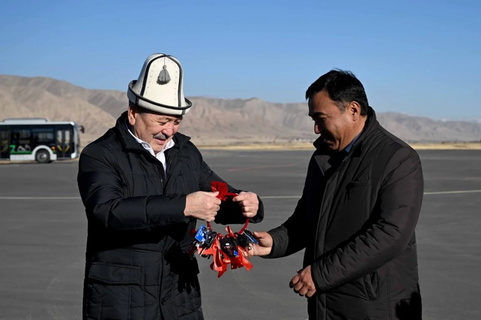 Адылбек Касымалиев вручил спецтехнику и автобусы городу Нарын