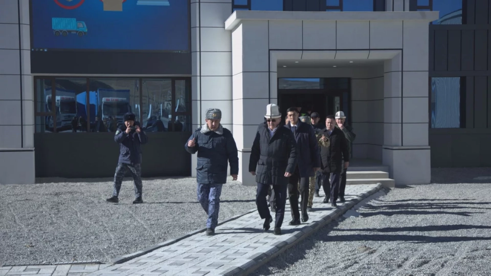 Adylbek Kasymaliev familiarized himself with the operations of the "Torugart" checkpoint and the new coal mine.