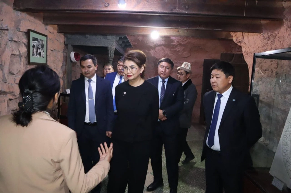 Министр культуры Казахстана ознакомилась с музейным комплексом «Пещера» на Сулайман-Тоо в Оше