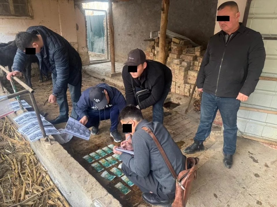 The State Committee for National Security of the Kyrgyz Republic detained employees of the Osh Regional Department of Internal Affairs in the act of receiving a bribe. One detainee resisted arrest.