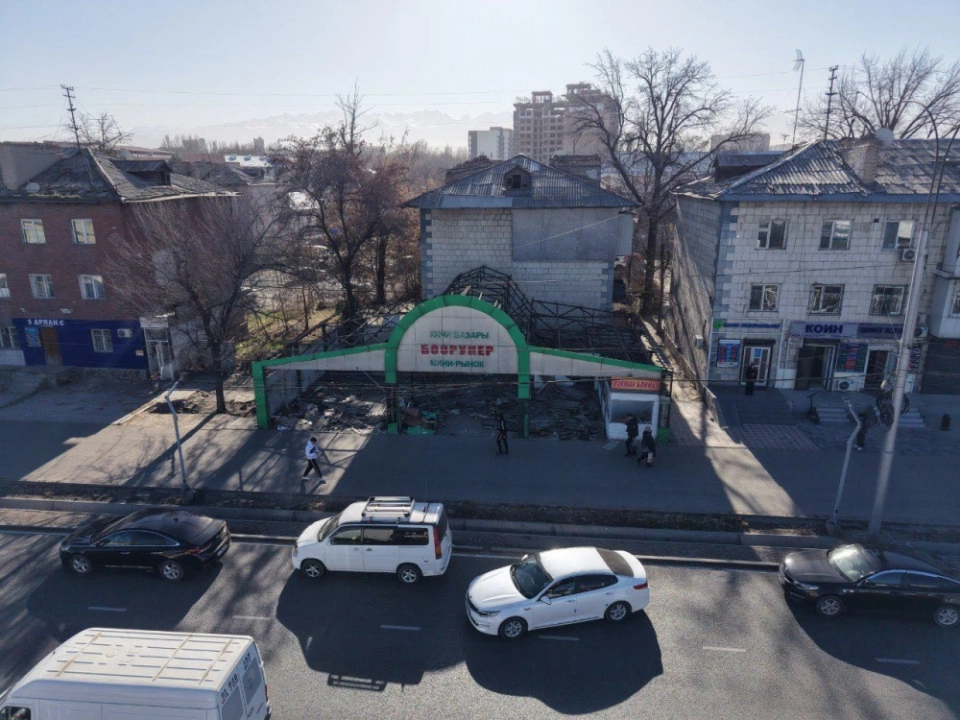 В Бишкеке начали снос одного из мини-рынков