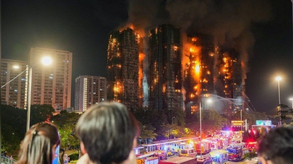 Число погибших при пожаре в высотках Гонконга выросло до 94