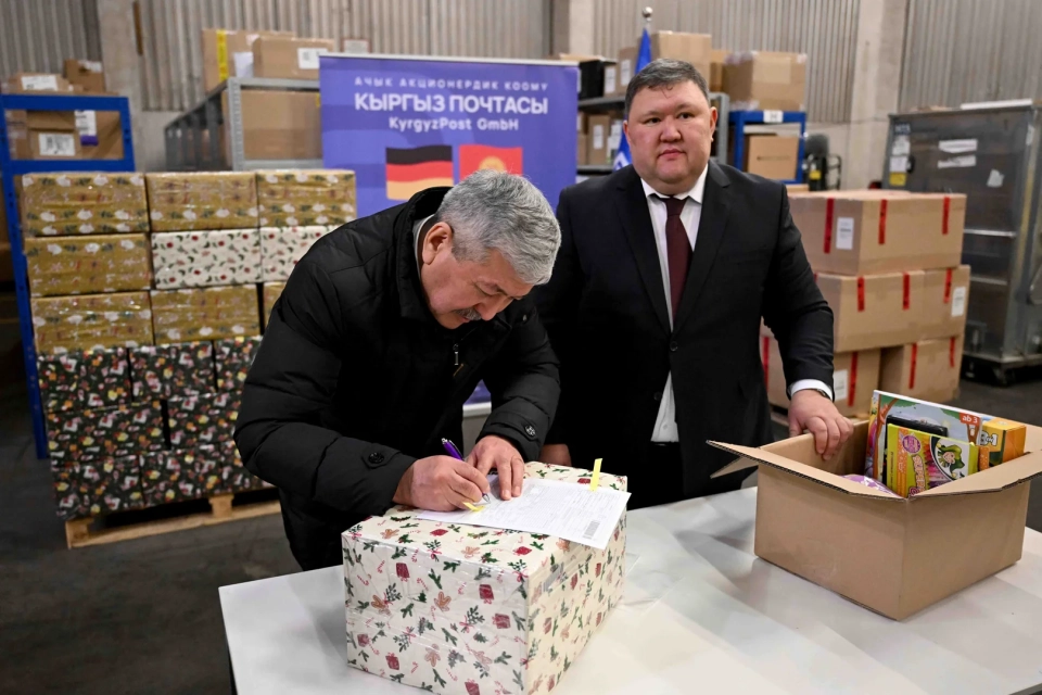Адылбек Касымалиев через «Кыргыз почтасы» в Берлине отправил подарки в детдом Кыргызстана