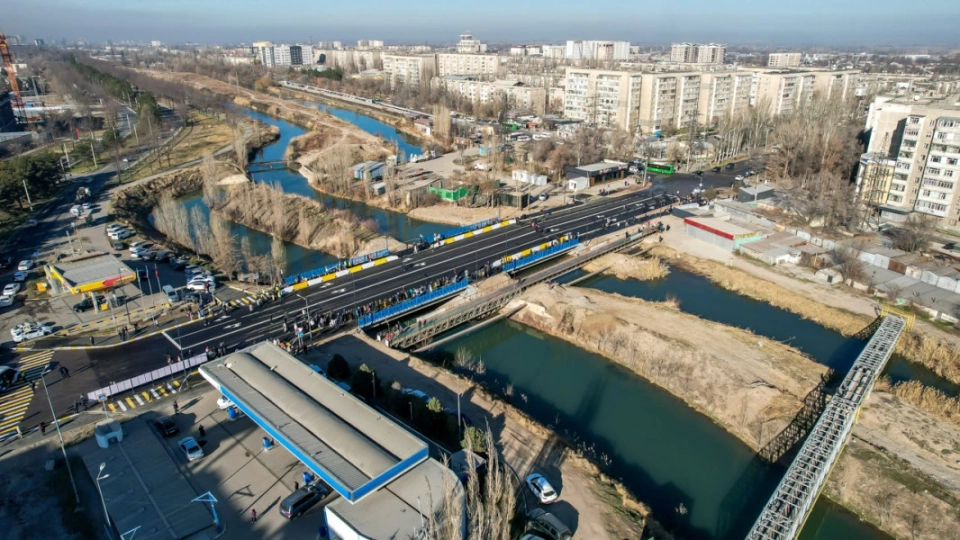 Мост на улице Ауэзова в Бишкеке обновлен и открыт для движения