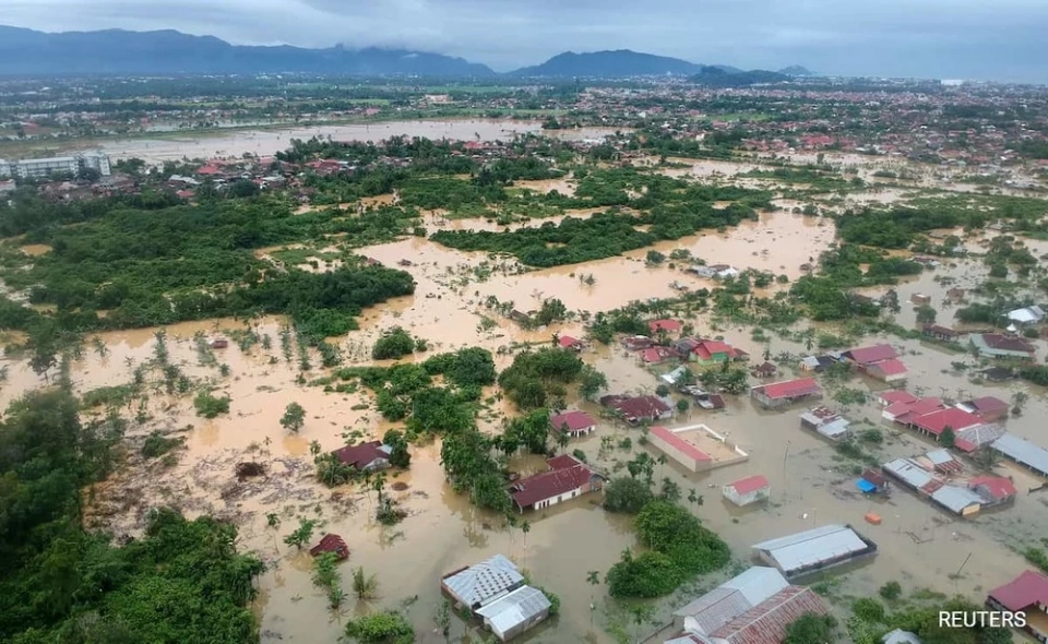 The number of fatalities from floods and landslides in Indonesia has reached 303, with 279 missing.
