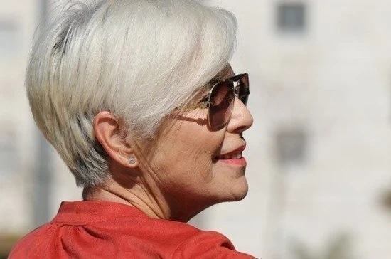 Gray hair may be a sign of the body's protection against skin cancer