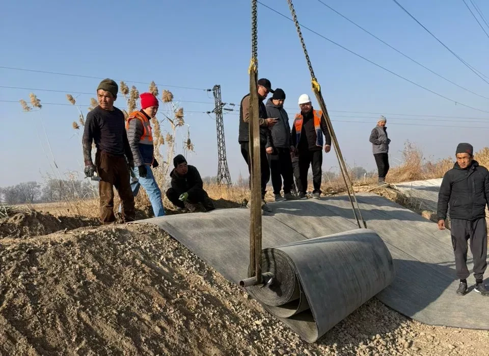 Concrete pavement is being laid on the "R-7" channel in the Alamedin district