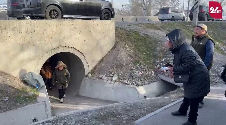 Мектеп окуучулары жер астындагы түтүк аркылуу жолду кесип өтүшүүдө. Министрликтин комментарийи