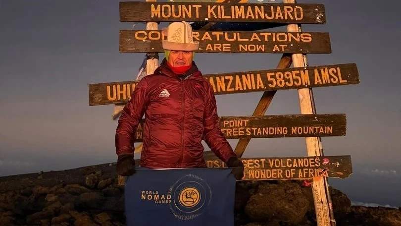Флаг Всемирных игр кочевников подняли на высочайшей горе Африки — Килиманджаро