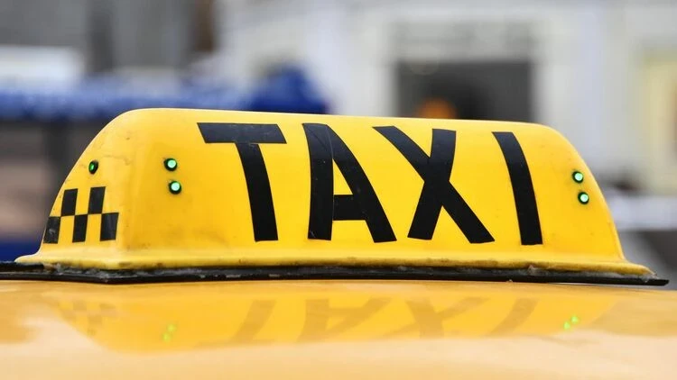 The deadline for obtaining taxi licenses has been postponed to February 2026.