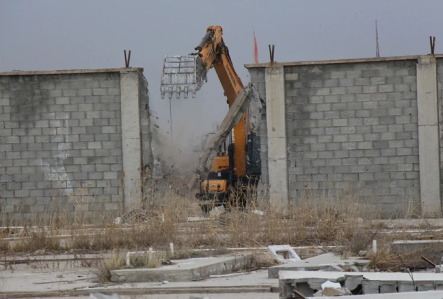 Бишкек мэриясы Кытай Эл Республикасының элчилигинин тегерегиндеги тосмону бузууга киришти