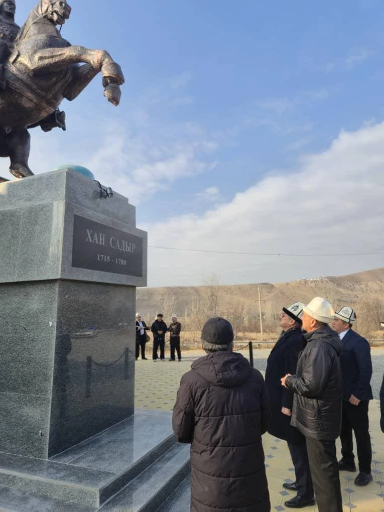 Кыргызстанда хан Садырына эстелик ачылды