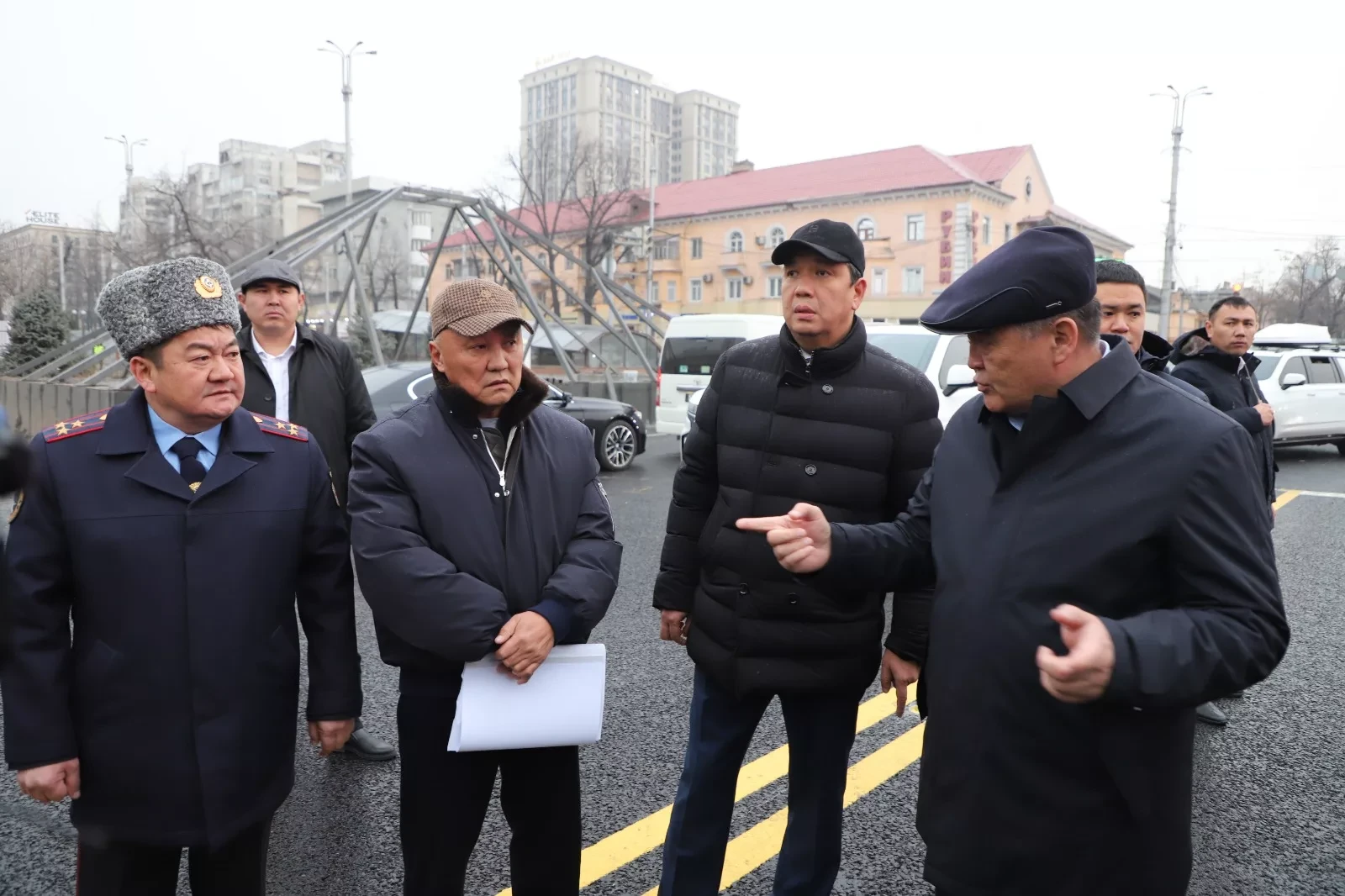 Kamchybek Tashiev demanded the dismantling of road-narrowing structures near the Bishkek Central Department Store (TSUM)
