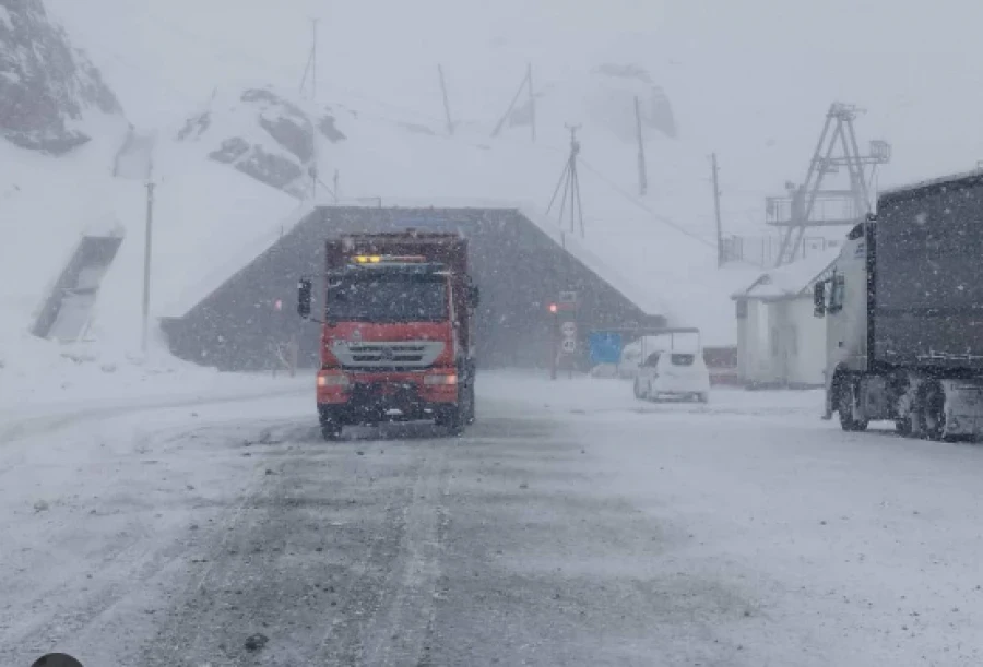 На Тоо-Ашуу жүк ташуучу унаалар үчүн убактылуу чектөө киргизилди