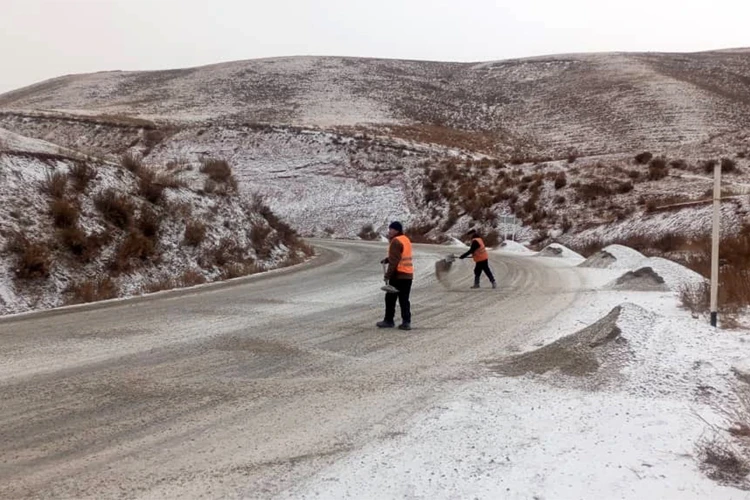 На перевале Долон ограничили движение грузовиков из-за снегопада