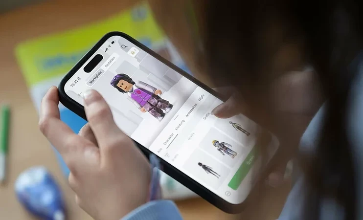 Roblox — a world of dreams or a hidden threat? What parents need to know