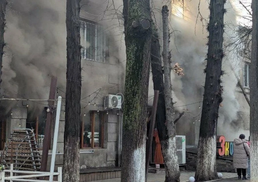 В Бишкеке загорелся жилой дом на бульвар Эркиндик