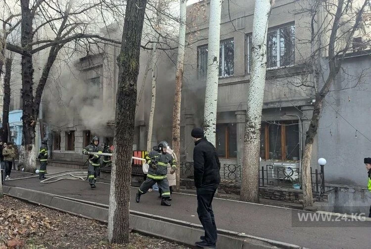 Fire at the "3 Rooms" cafe in Bishkek is being extinguished by two units.