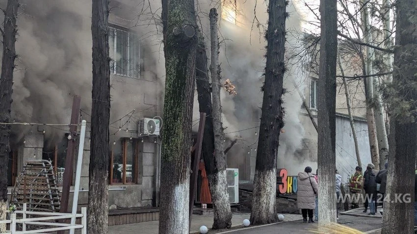 In Bishkek, a fire in a building at the intersection of Erkindik and Manaschi Sagynbai