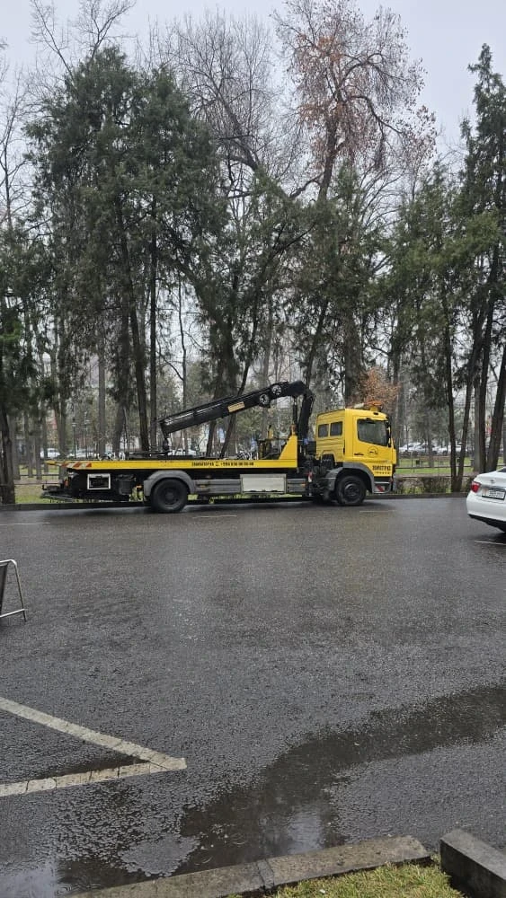 "Only the cars were towed". The resident complains about the selective approach of the City Emergency Service