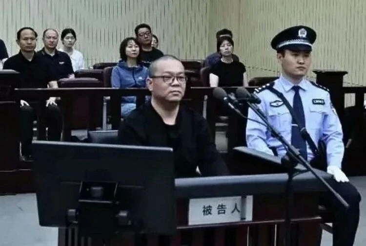 Кытайда инвестициялык компаниянын мурдагы жетекчисин 156 миллион доллар пара алганы үчүн өлүм жазасына тартты