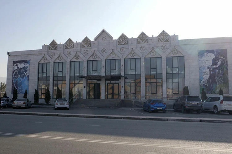 Минкультуры «Манас» театрынын кырдаалын иликтөө үчүн комиссия түздү