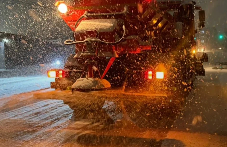 Спецтехника түн ичинде Бишкекте карды тазалап жатат