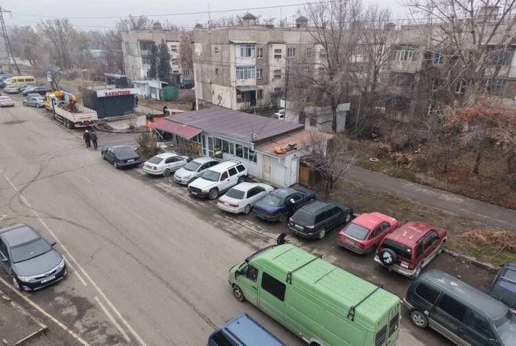 In Bishkek, the demolition of illegal structures continues