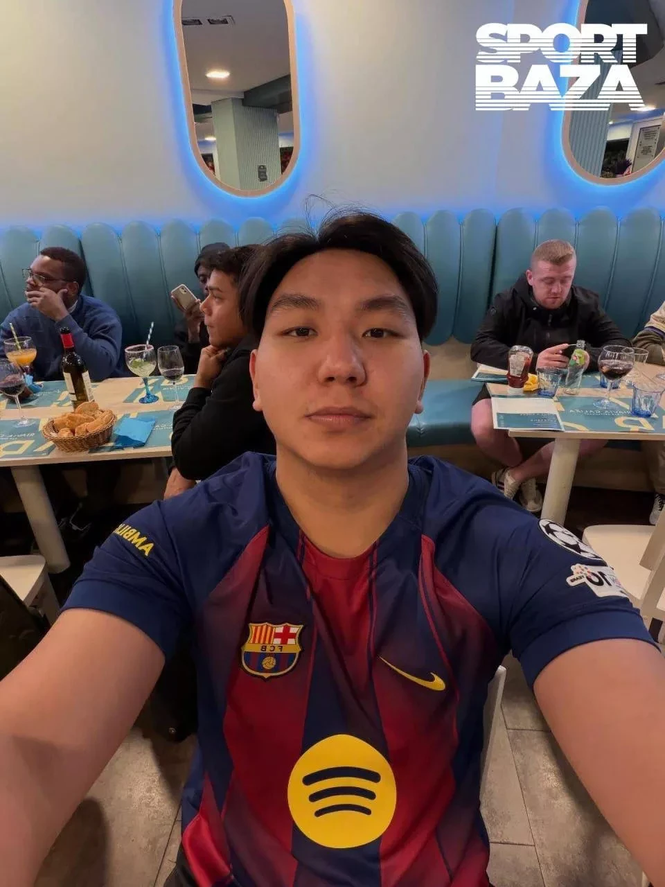 Клубдун күйөрманына окшобойт: Кыргызстандык күйөрманды «Барселона» матчына киргизбей коюшту