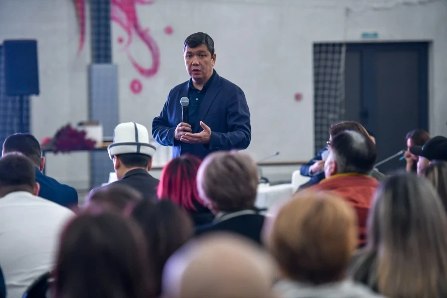 Бишкекте мэриянын алдында майып адамдар боюнча кеңеш өттү