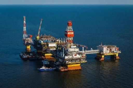 Ukraine struck a Russian oil platform in the Caspian Sea, - Bloomberg