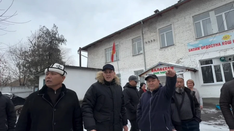 Балдар бакчасында көмүр казанчысы балдар менен бир имаратта жайгашкан