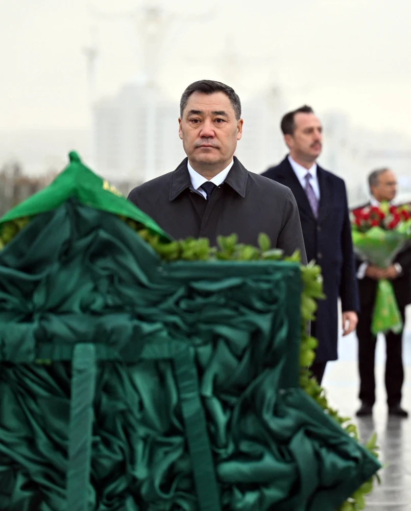 The President laid flowers at the Monument of Neutrality and headed to the forum in Ashgabat.
