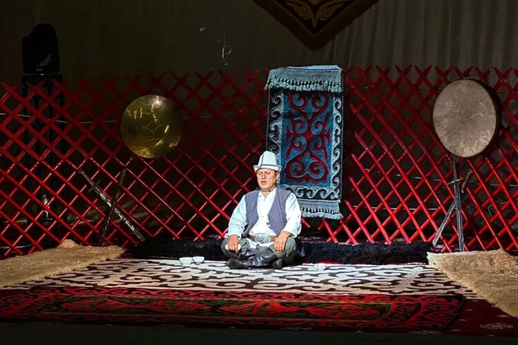 «Жаратман манасчы» конкурсу боюнча скандал: «Манас» театрында эмне болду