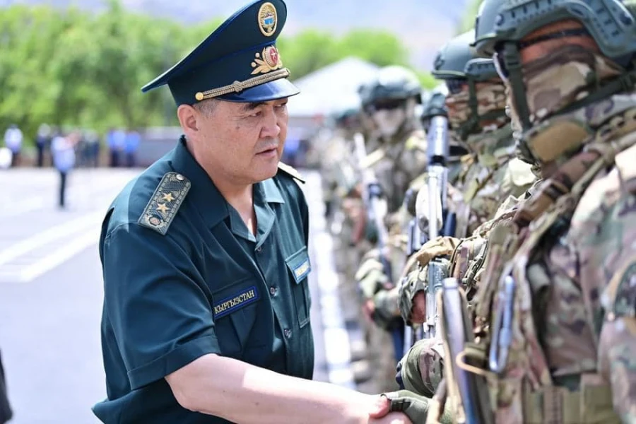 Kamchybek Tashiev handed over the keys to apartments to the families of servicemen in the Batken region.